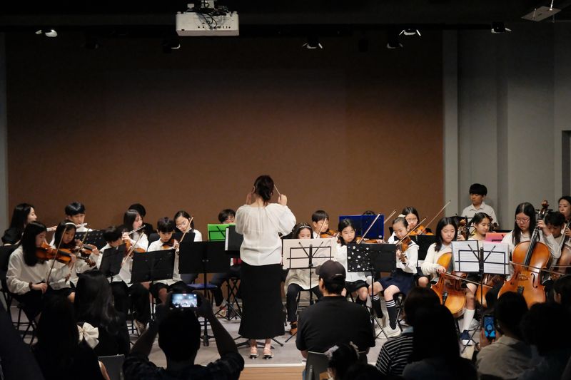 지휘자와 함께 합주하는 경기유스 필하모니 오케스트라