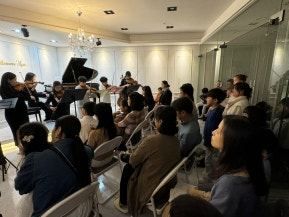 학부모가 객석을 채운 연주회 장면