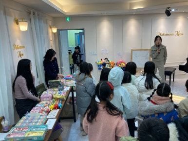 달란트 시장에서 상품을 고르는 학생들